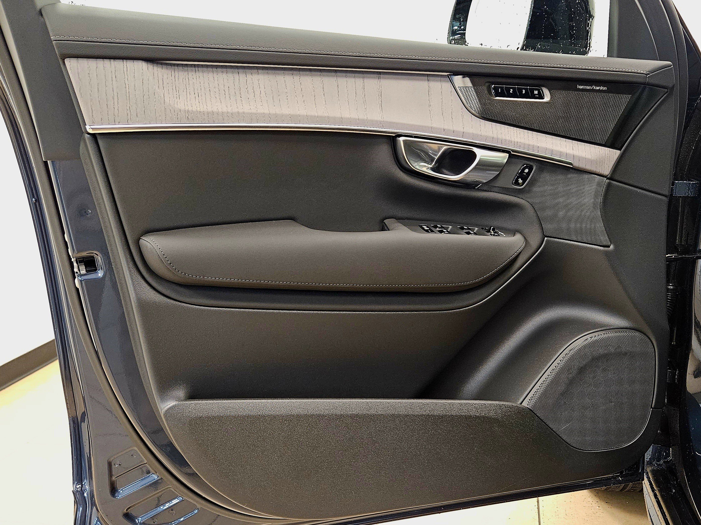 New 2026 Volvo XC90 B6 Ultra w/ Protection Package image 13