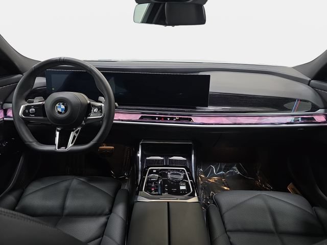 Used 2025 BMW 740i xDrive AWD/4WD image 9