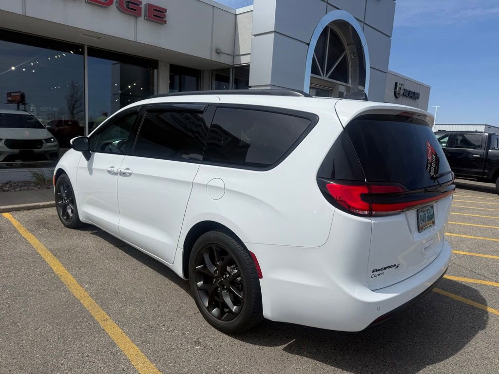 Used 2023 Chrysler Pacifica Touring-L w/ Uconnect Theater Family Group FWD image 7
