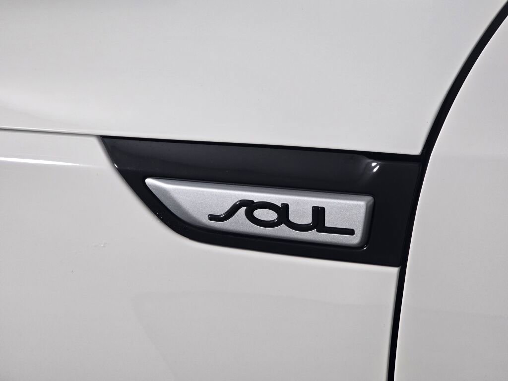 Used 2015 Kia Soul + image 13