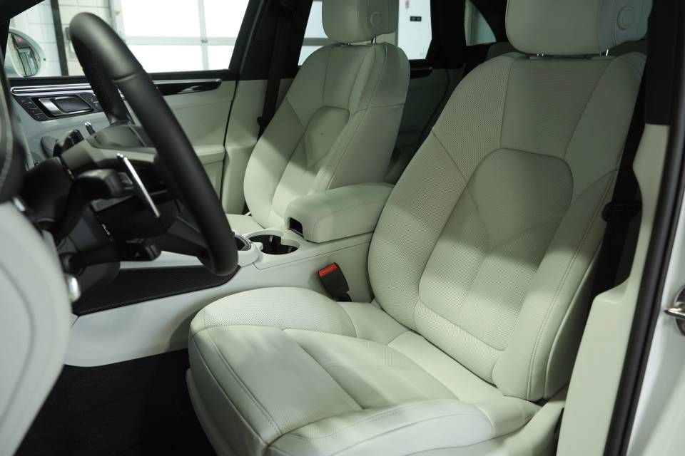 Certified 2026 Porsche Macan AWD/4WD image 5