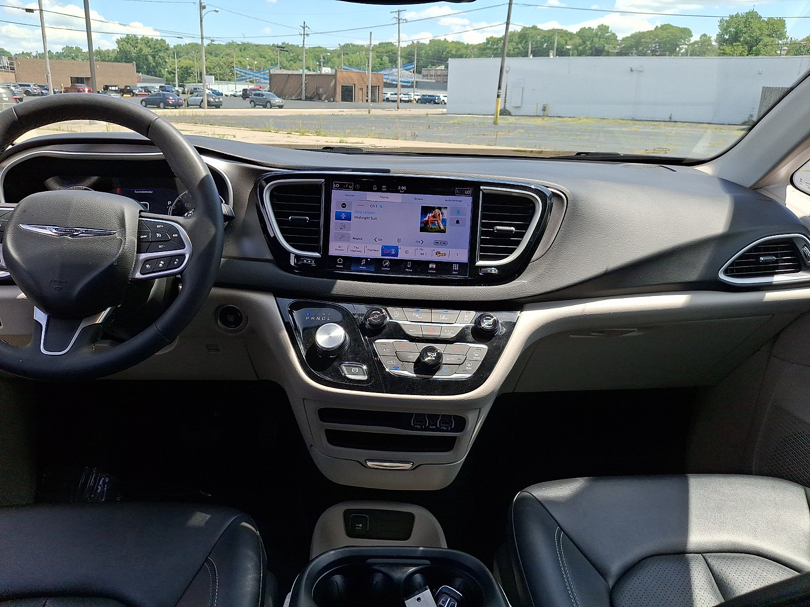Used 2024 Chrysler Pacifica Touring-L FWD image 25