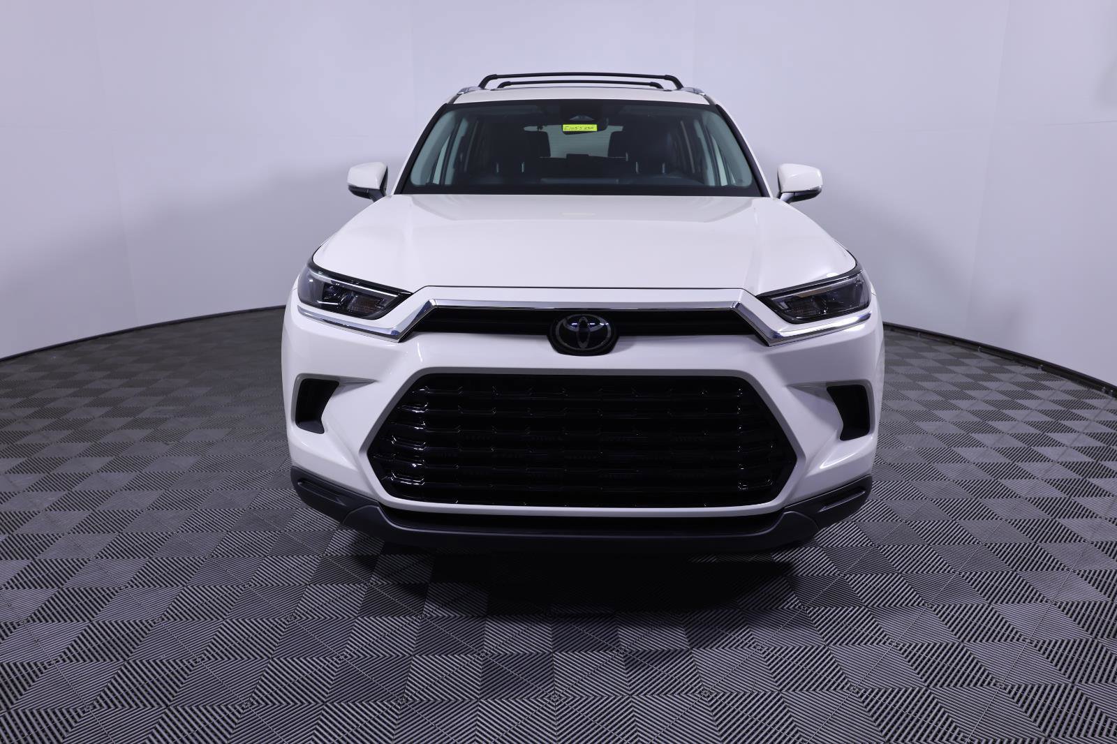 Used 2024 Toyota Grand Highlander XLE image 2