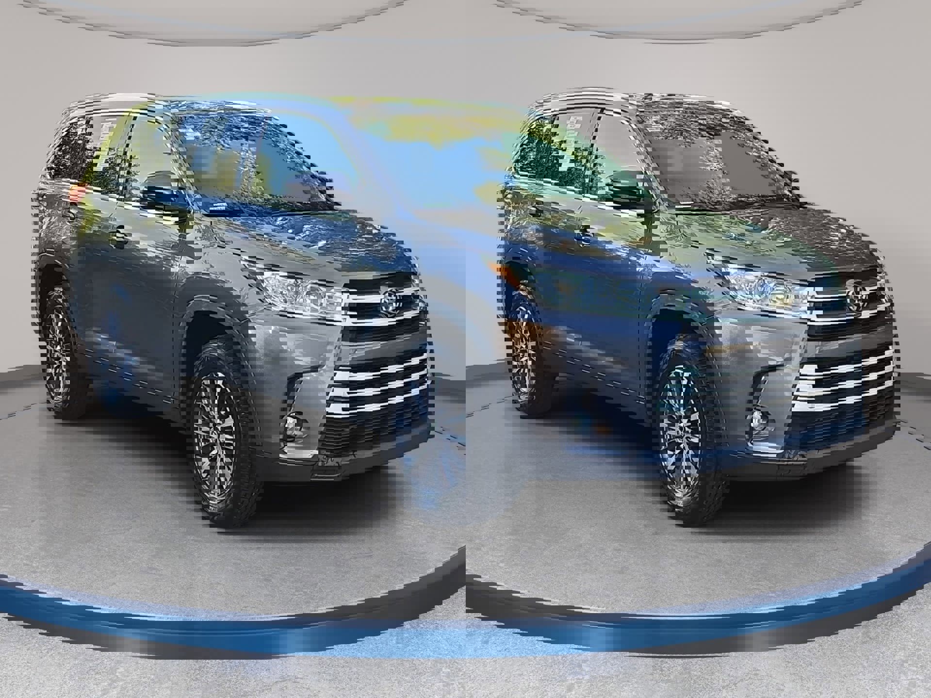 Used 2019 Toyota Highlander XLE FWD image 3