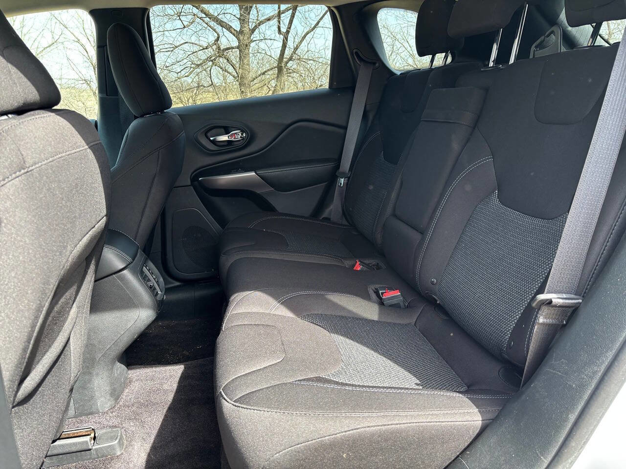 Used 2019 Jeep Cherokee Latitude w/ Popular Appearance Group image 19