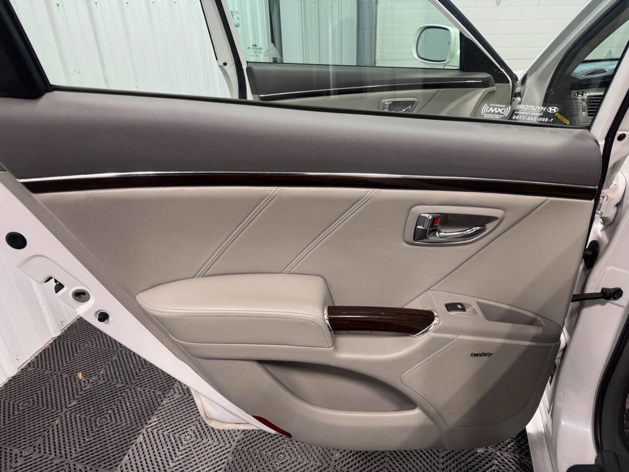 Used 2010 Hyundai Azera Limited w/ Navigation Pkg 3 image 13