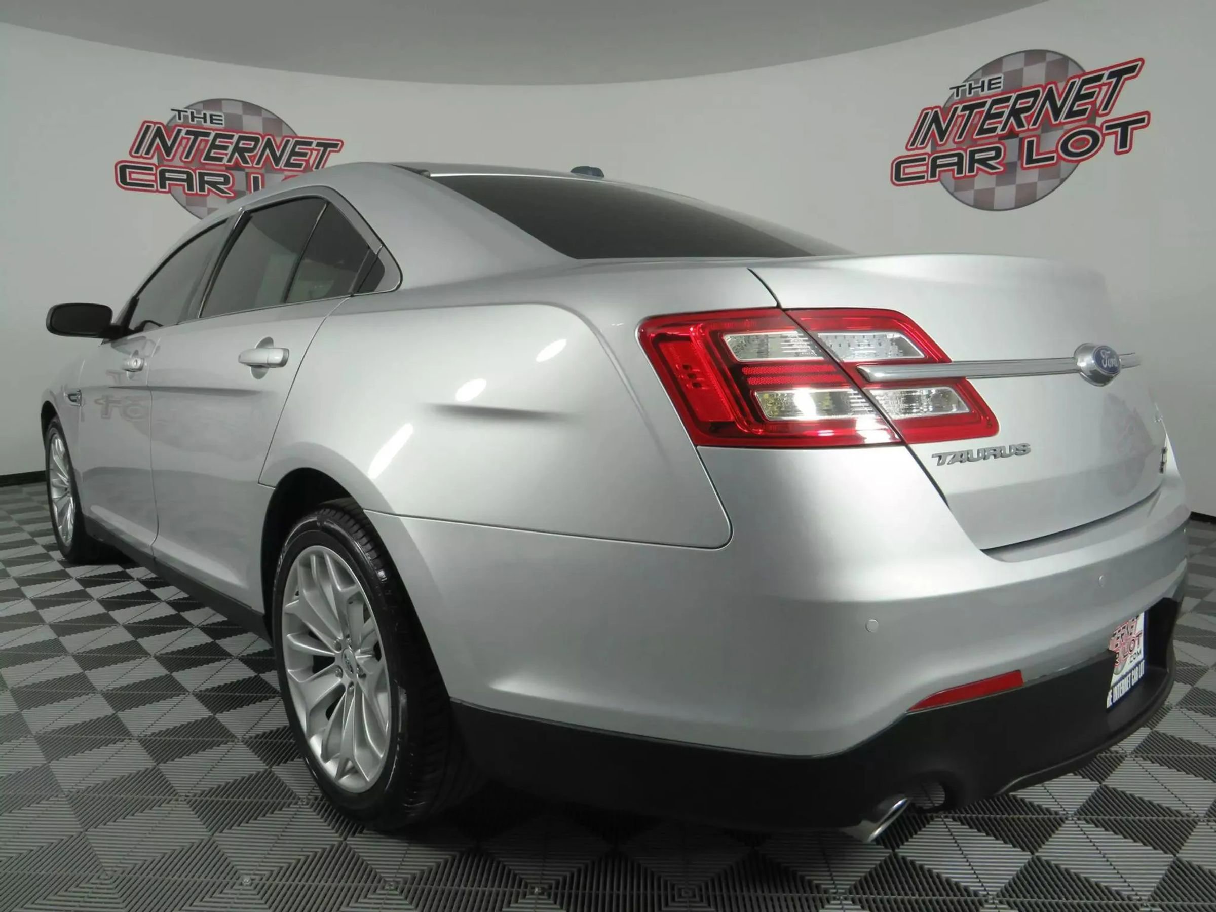 Used 2018 Ford Taurus Limited image 5