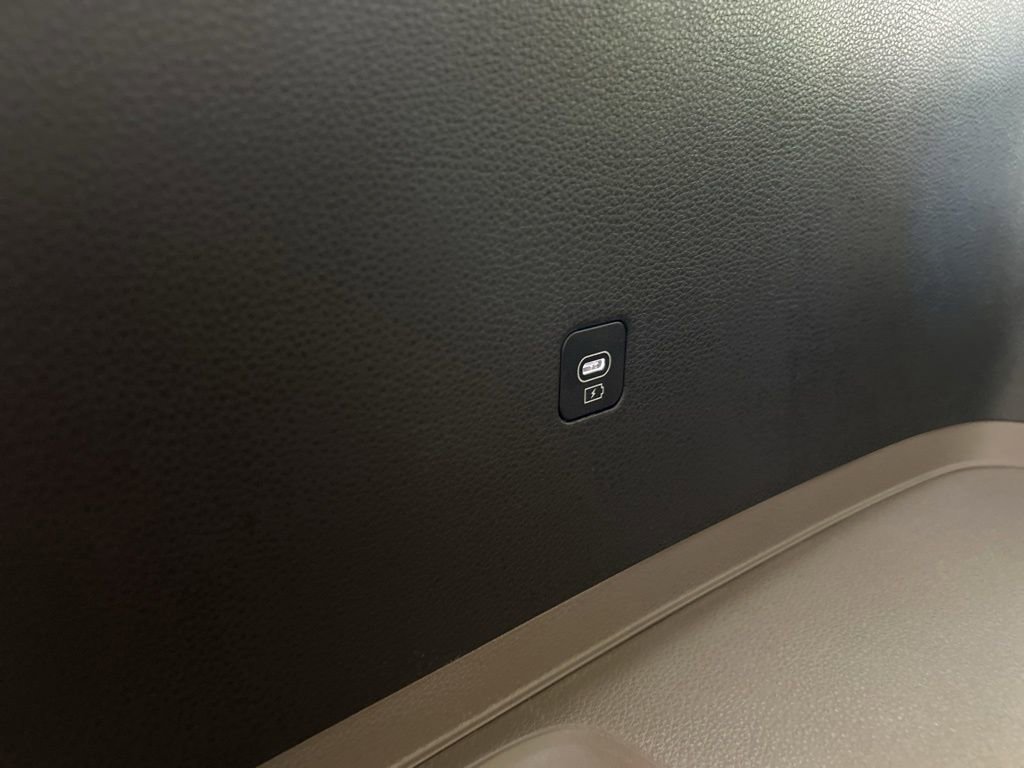 Used 2025 Kia Carnival EX image 41