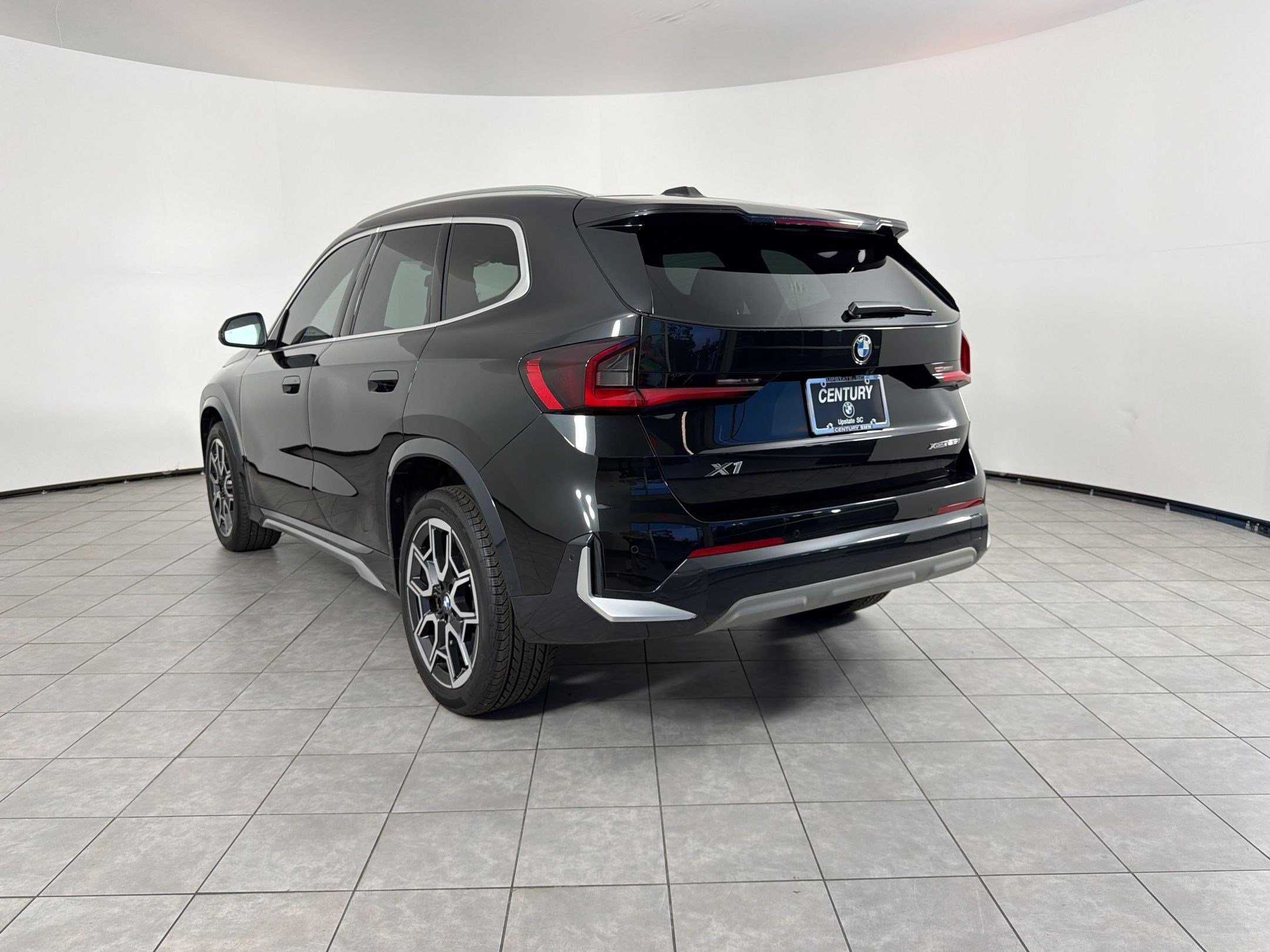 Used 2025 BMW X1 xDrive28i w/ Convenience Package AWD/4WD image 3
