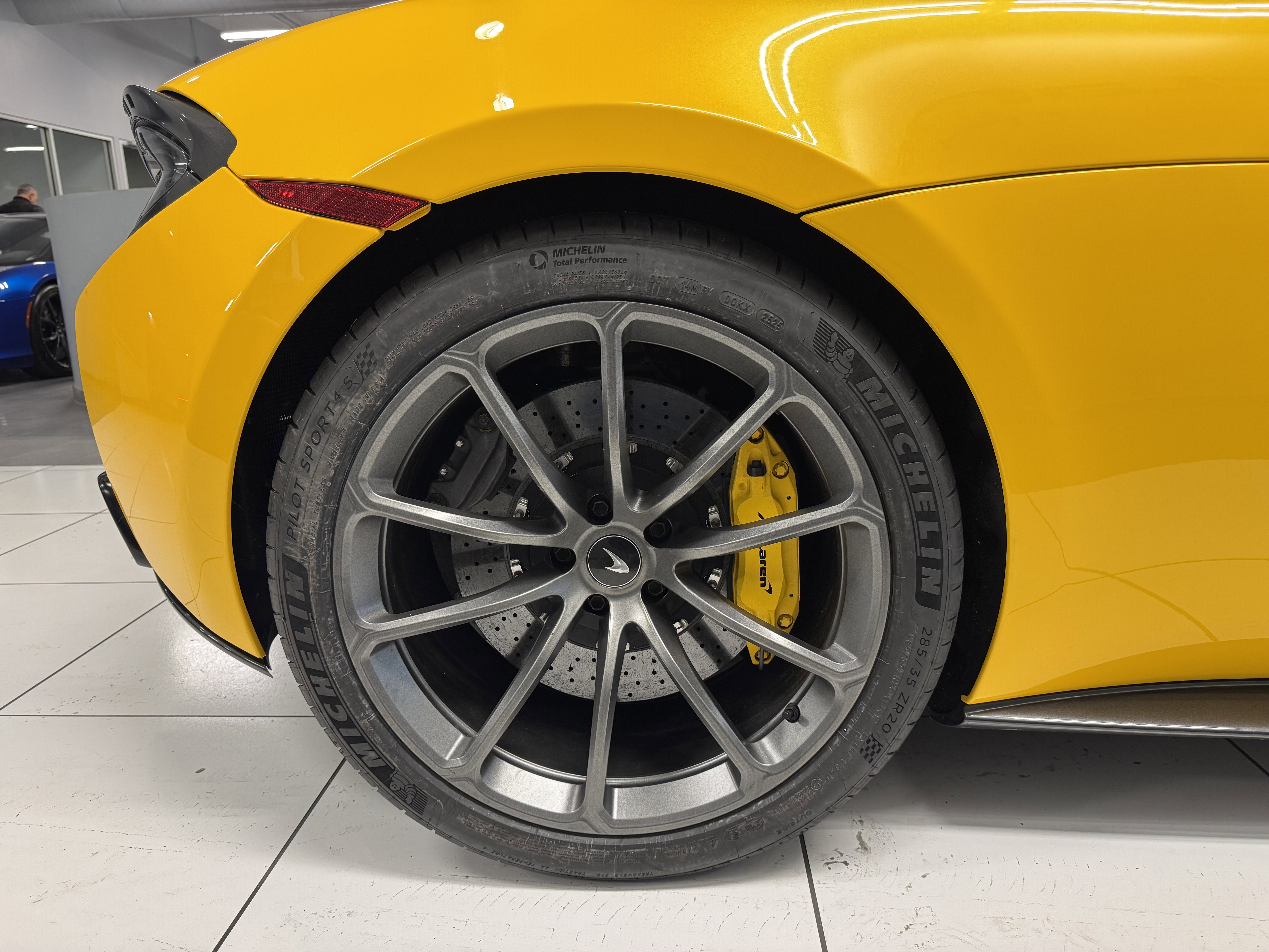 Used 2020 McLaren 570S Spider image 21