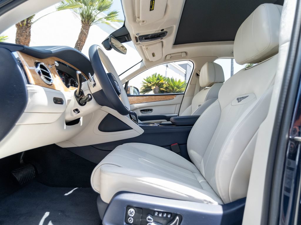 Used 2024 Bentley Bentayga AWD/4WD image 12