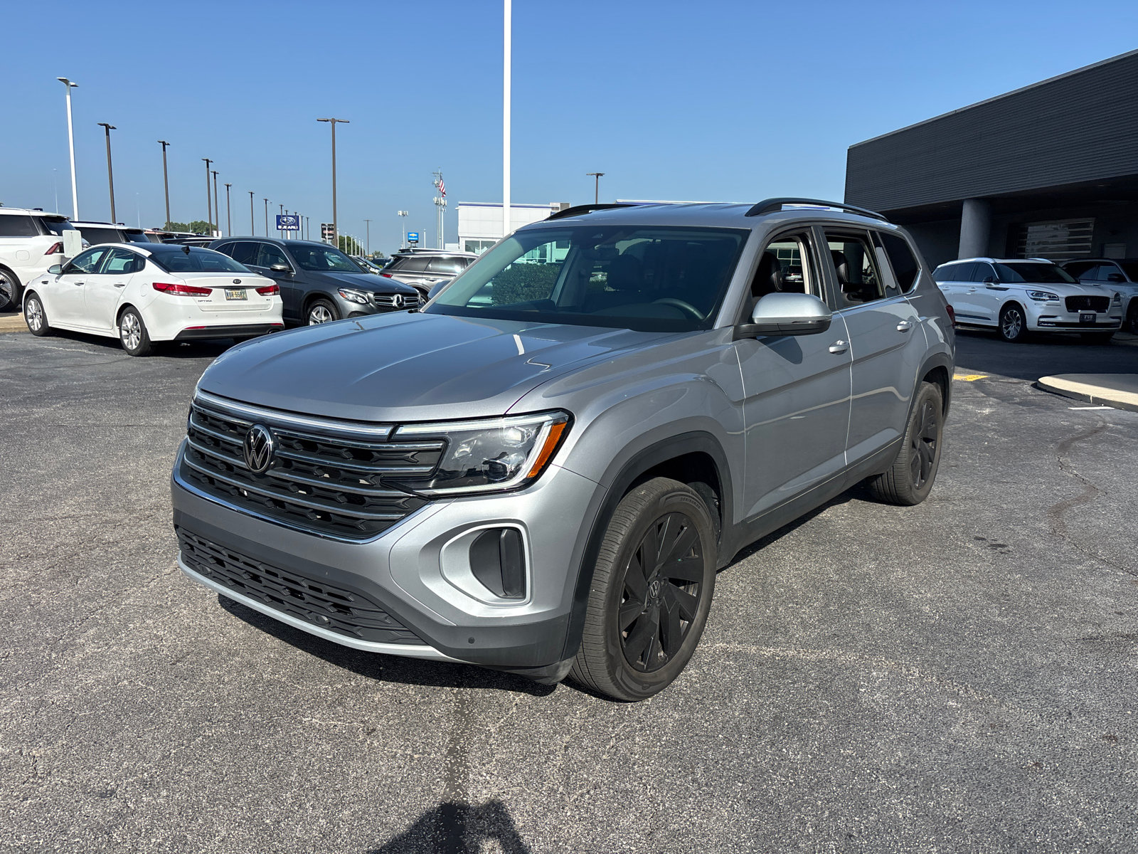 Used 2024 Volkswagen Atlas SE w/ Black Wheel Package AWD/4WD image 3