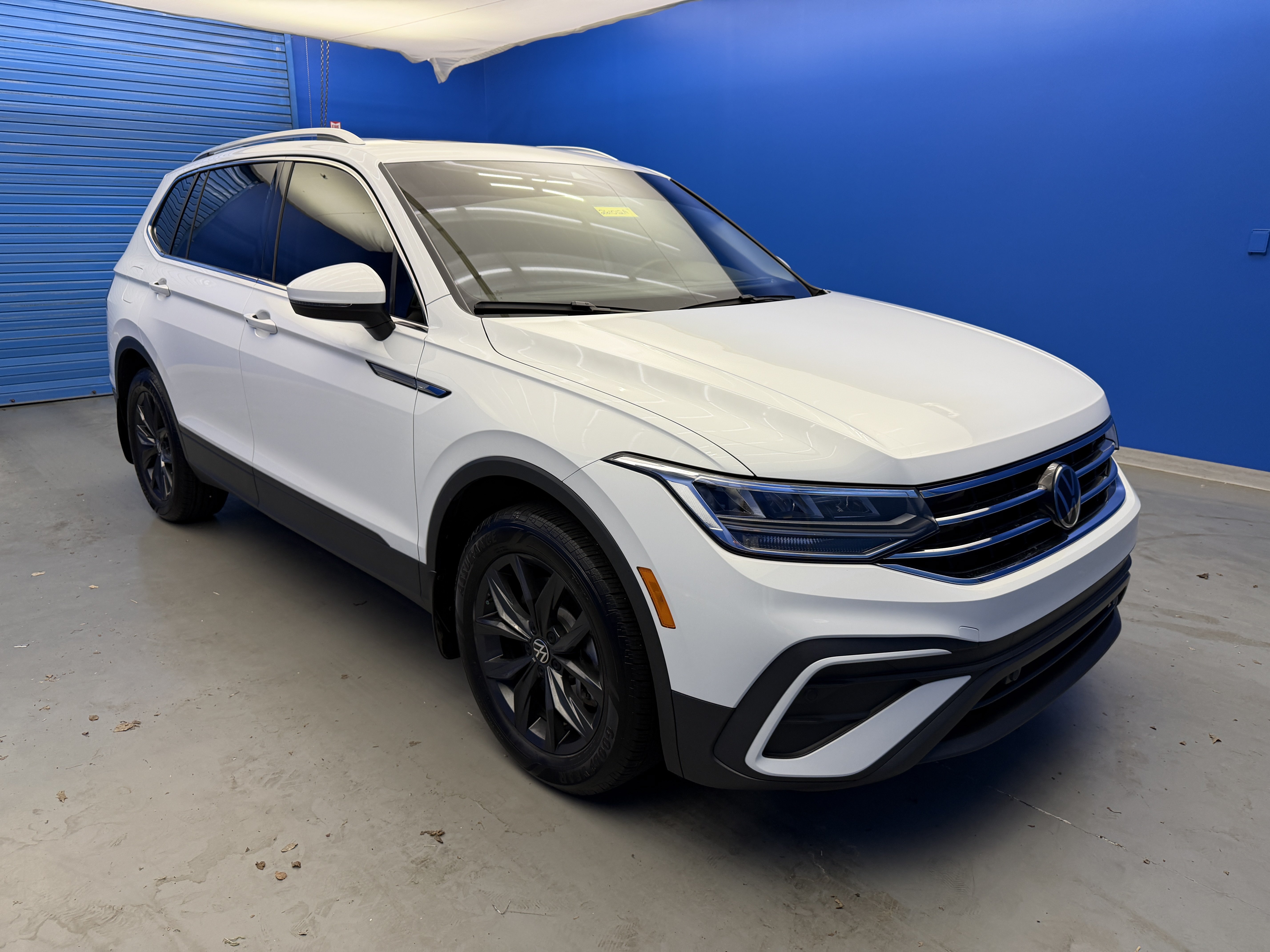 Used 2024 Volkswagen Tiguan SE w/ Panoramic Sunroof Package FWD image 4