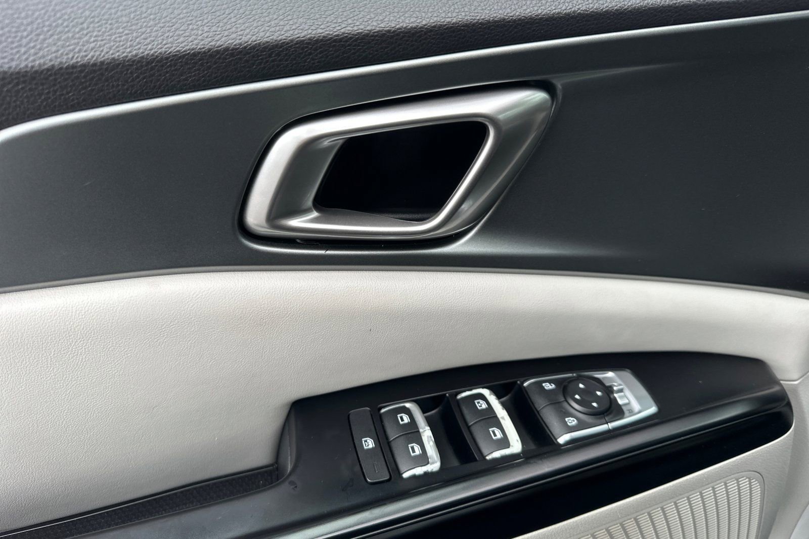 Certified 2023 Kia Carnival LX image 13