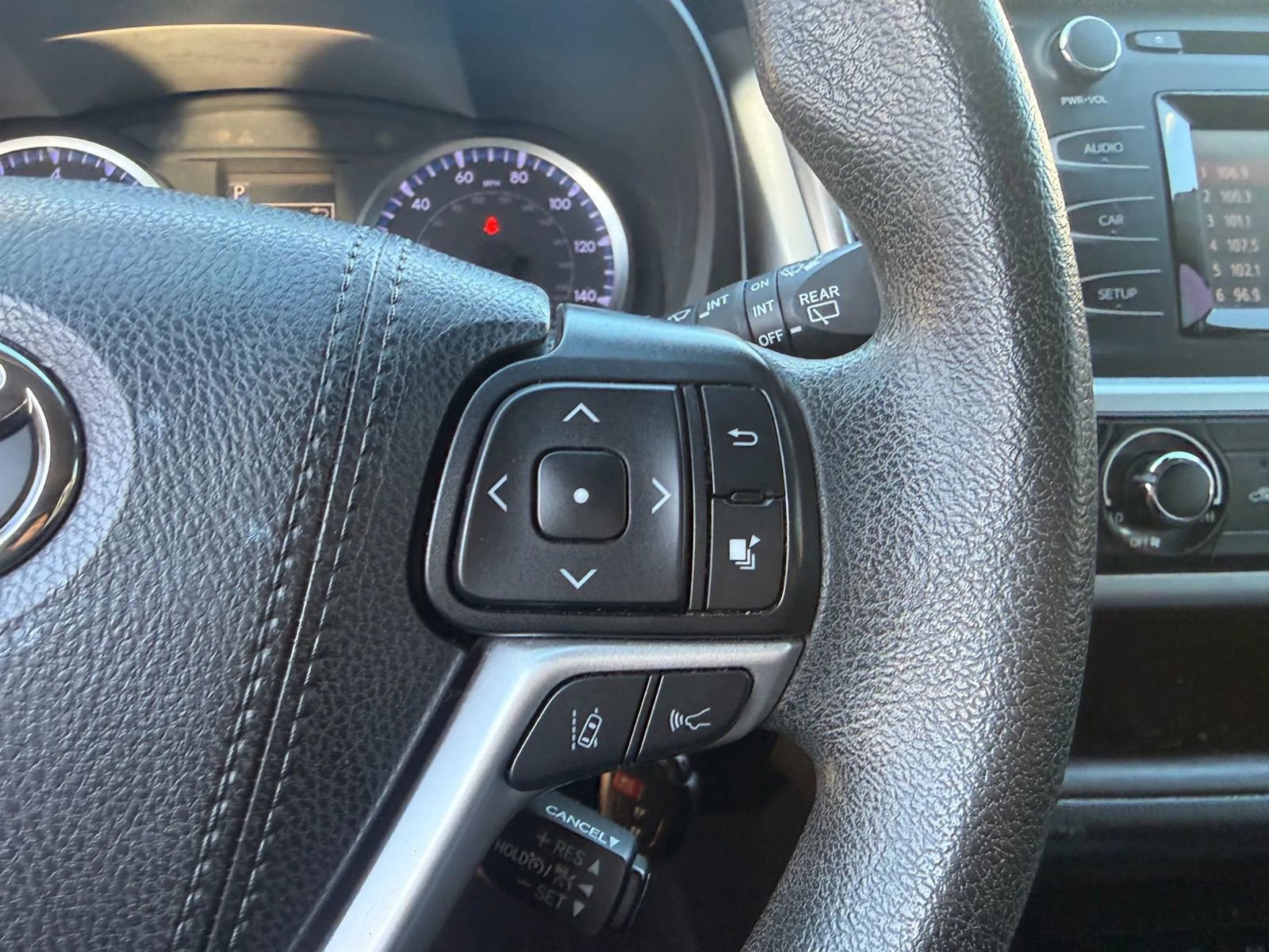 Used 2019 Toyota Highlander LE AWD/4WD image 15