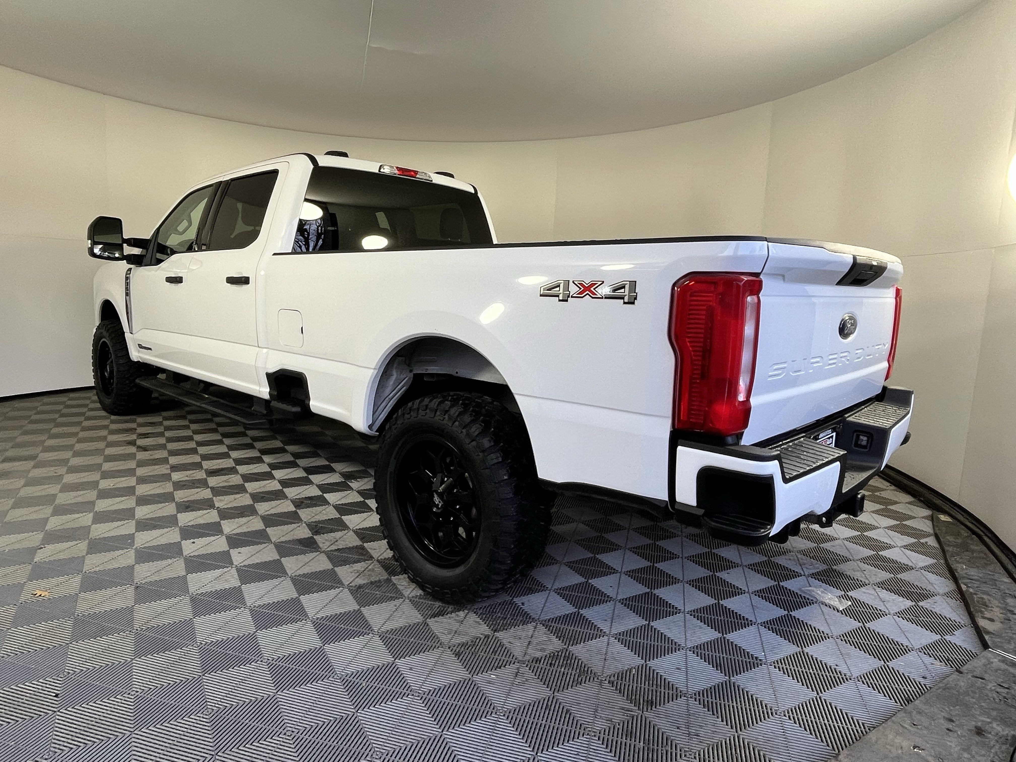 Used 2024 Ford F350 XLT image 3