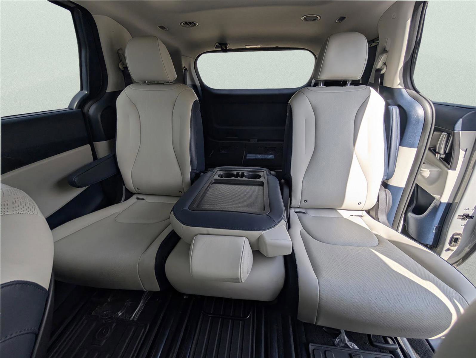 Used 2026 Kia Carnival SX w/ SX Dark Edition Package image 13