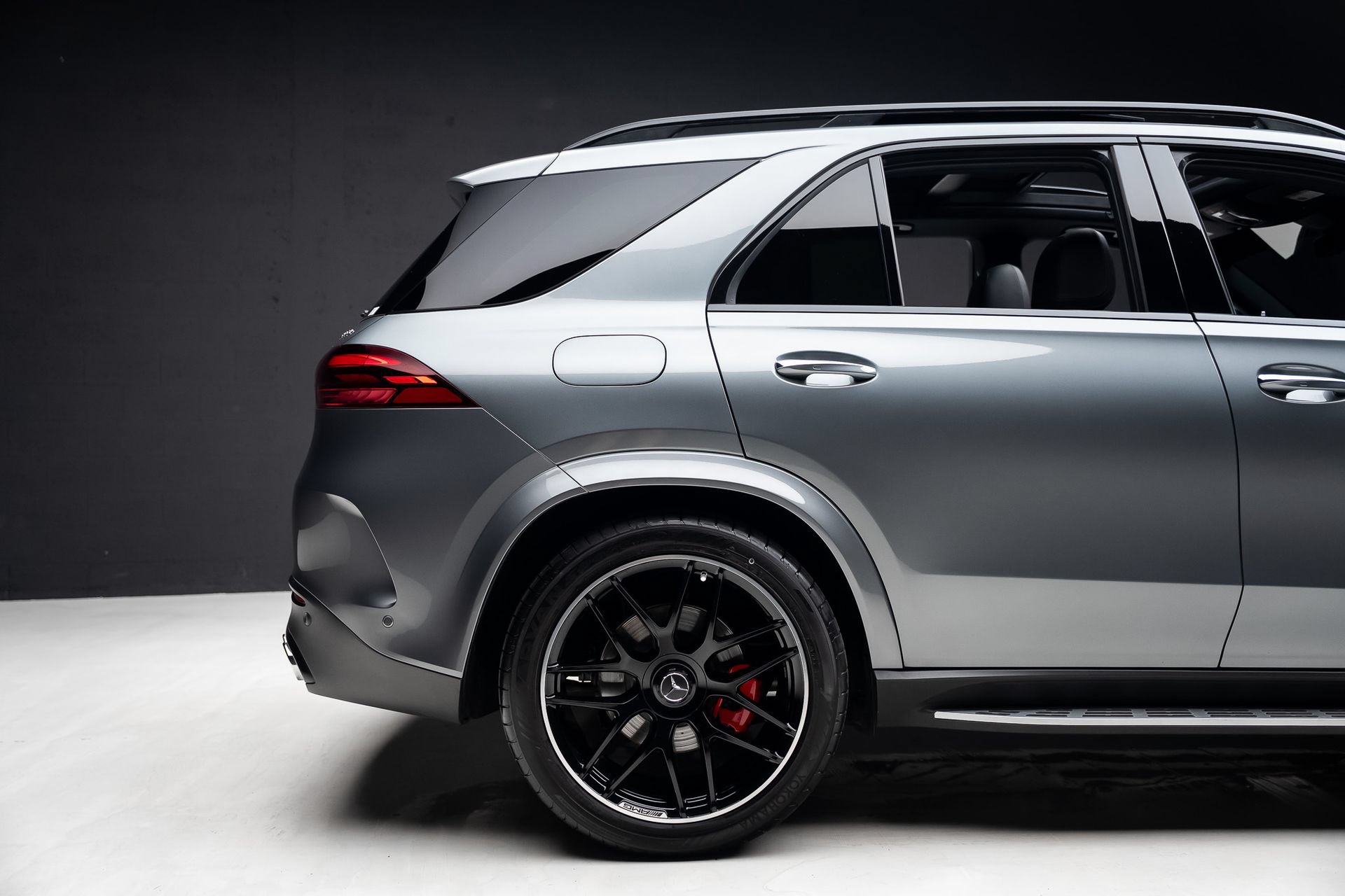 Used 2025 Mercedes-Benz GLE 53 AMG 4MATIC w/ Driver Assistance Package image 39