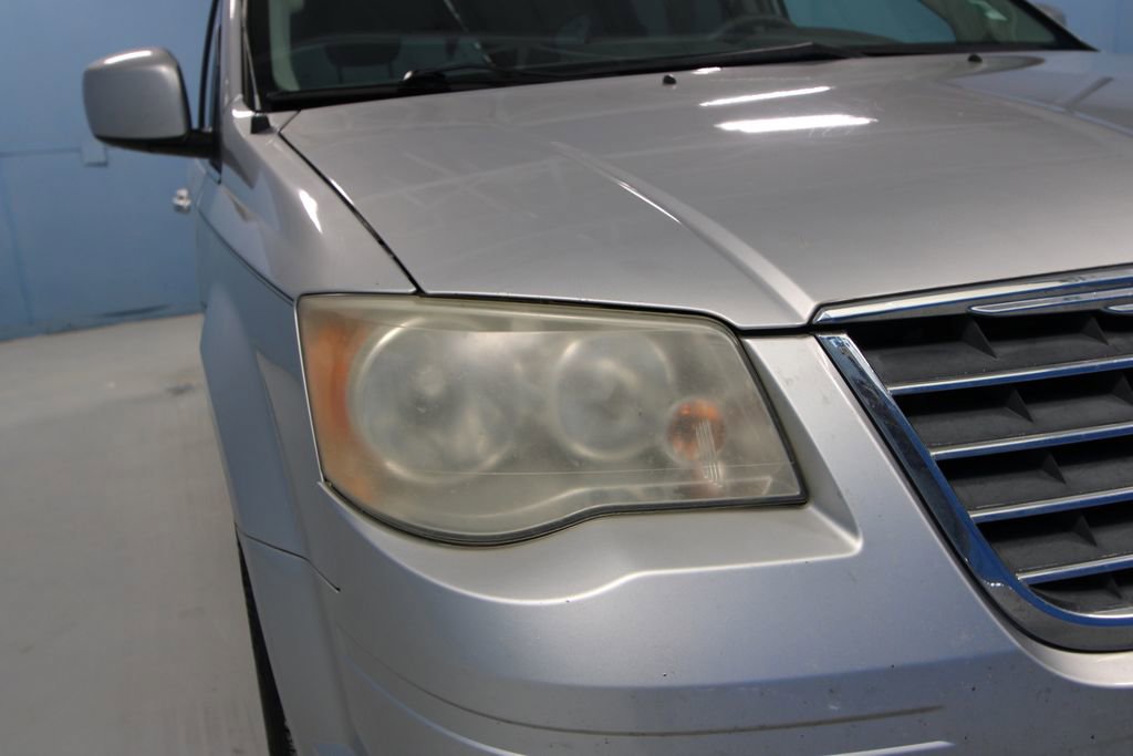 Used 2010 Chrysler Town & Country Touring image 28