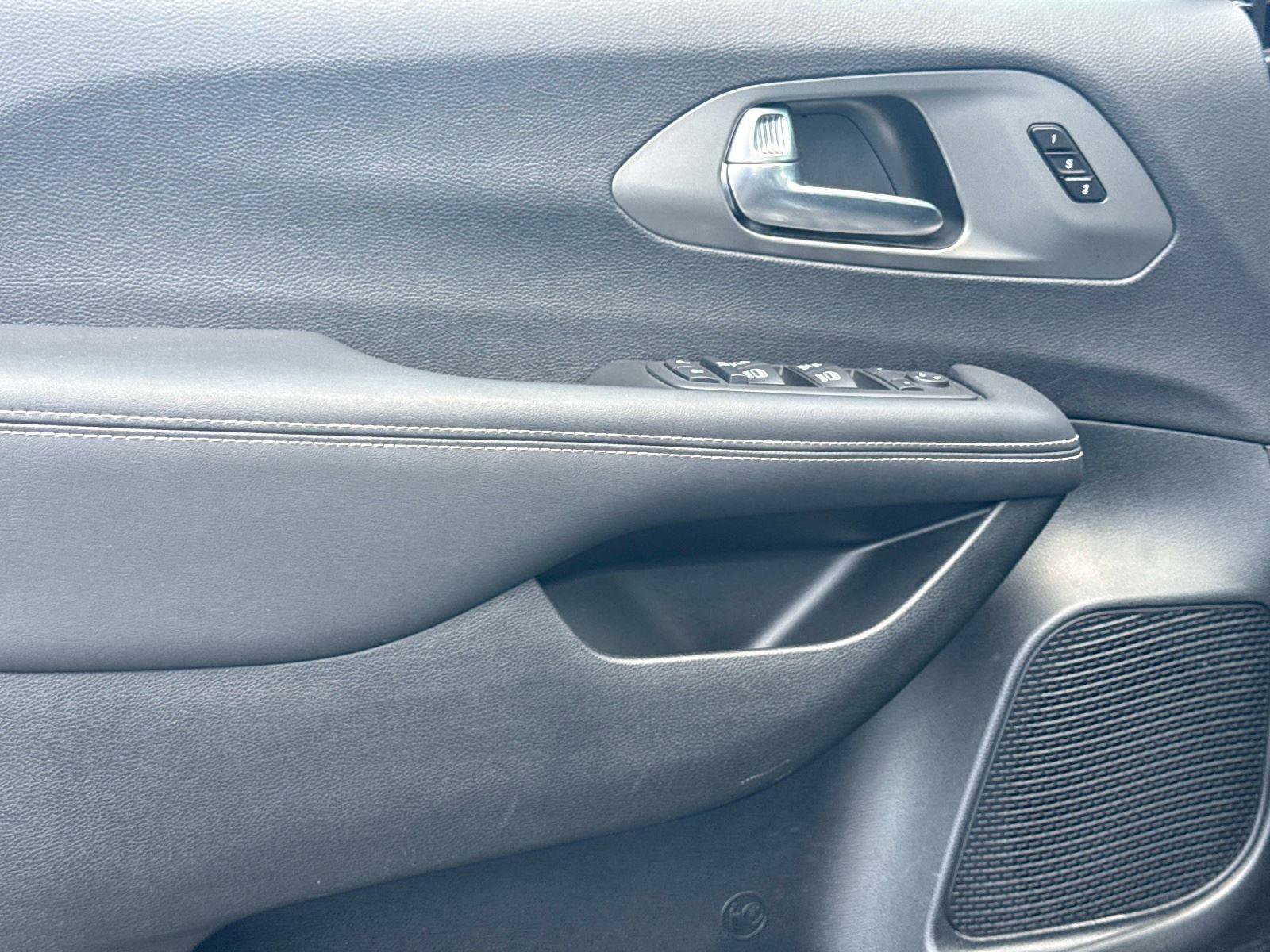 Used 2025 Chrysler Pacifica Select FWD image 18