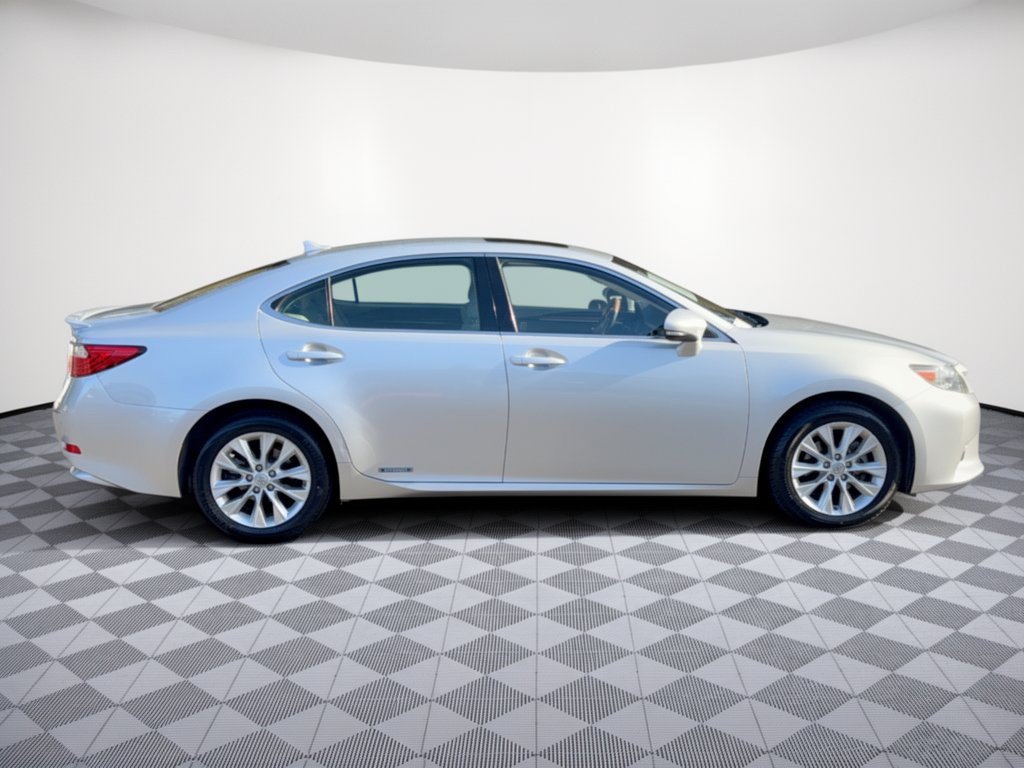 Used 2014 Lexus ES 300h w/ Premium Package w/Bamboo Trim FWD image 8