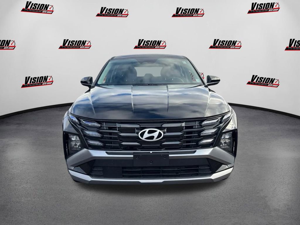 Certified 2025 Hyundai Tucson SE image 2