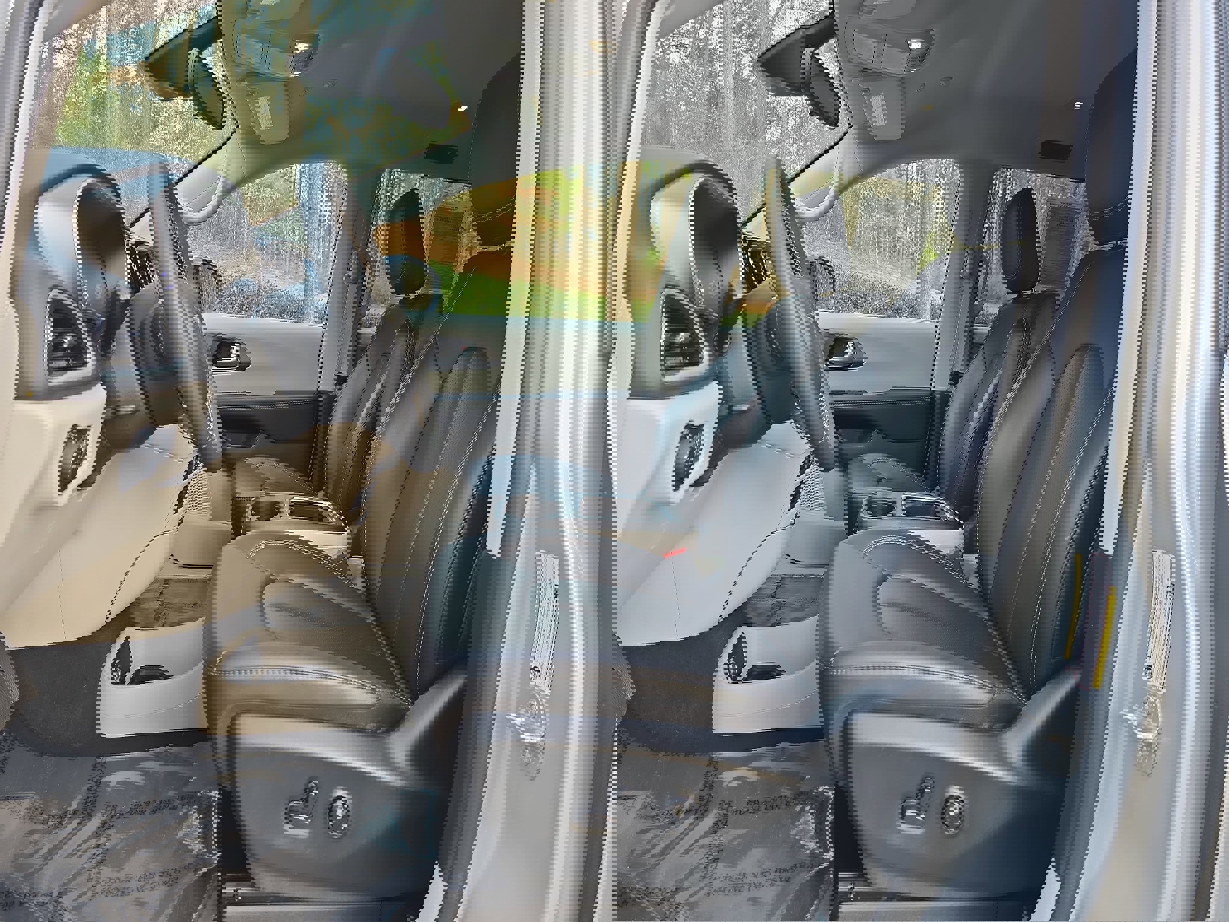 Used 2024 Chrysler Pacifica Touring-L image 14