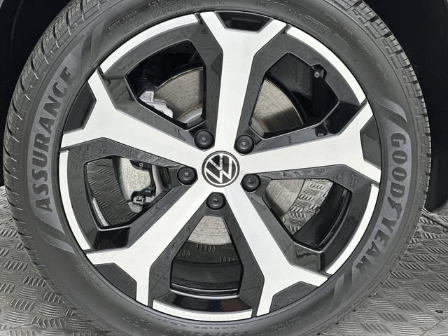 Used 2025 Volkswagen Taos SEL AWD/4WD image 10