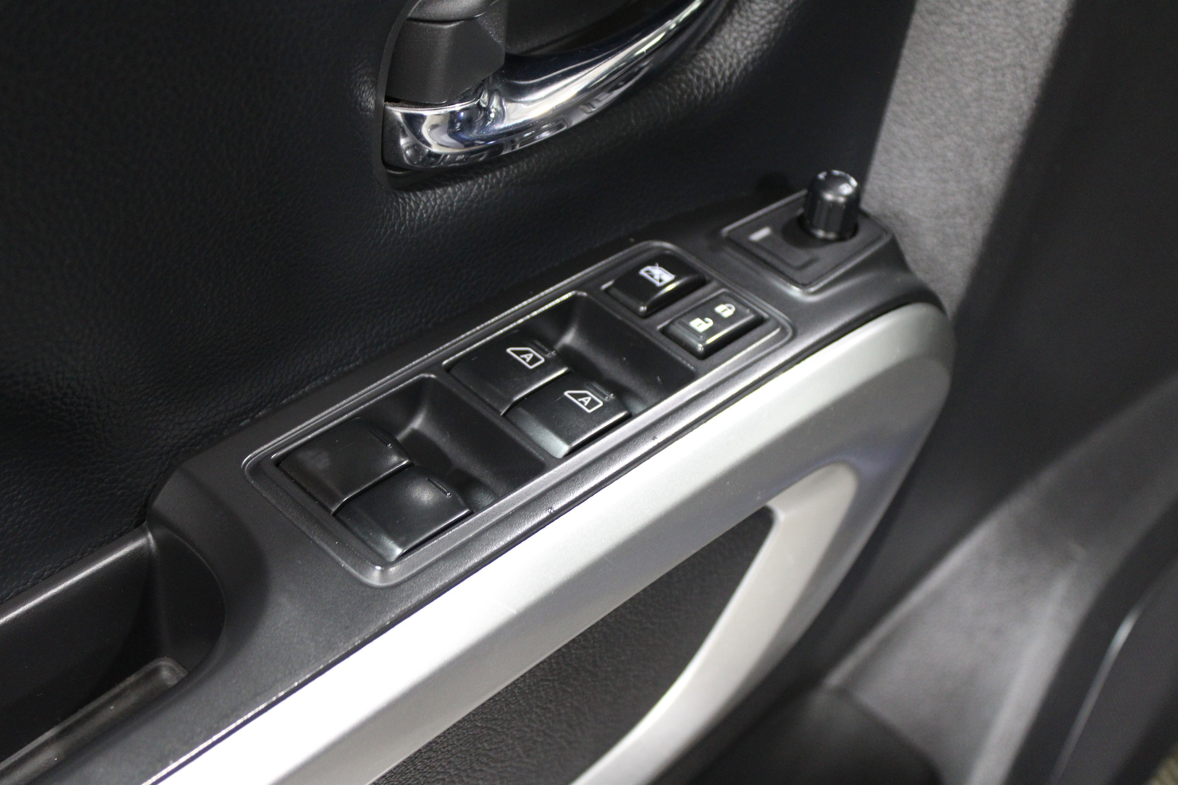 Used 2021 Nissan Titan SV image 6