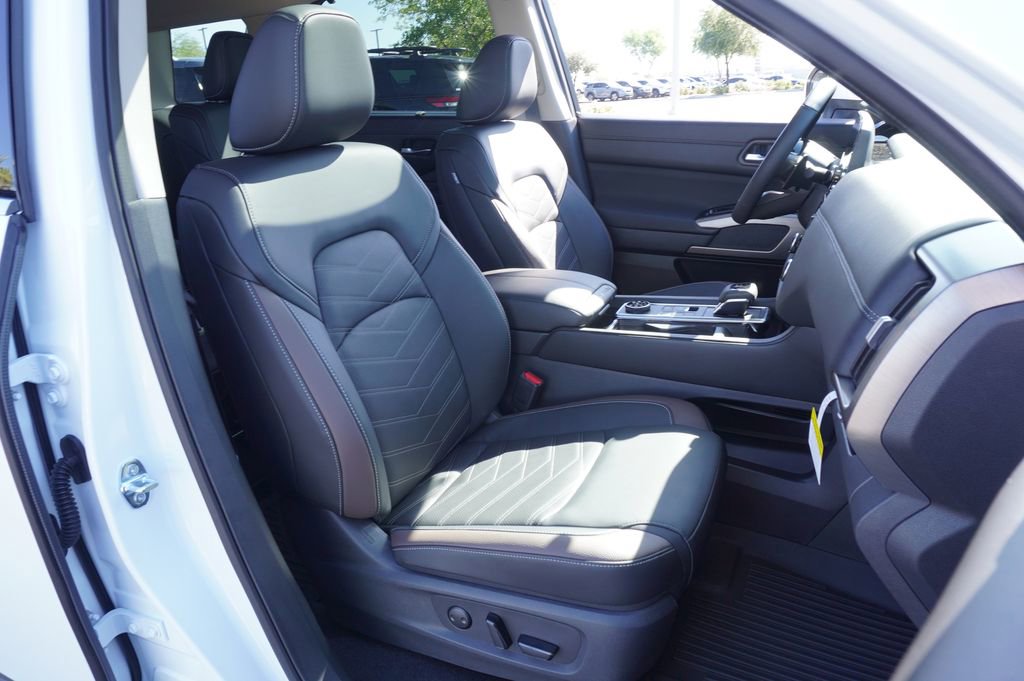 Certified 2025 Nissan Pathfinder Platinum AWD/4WD image 12