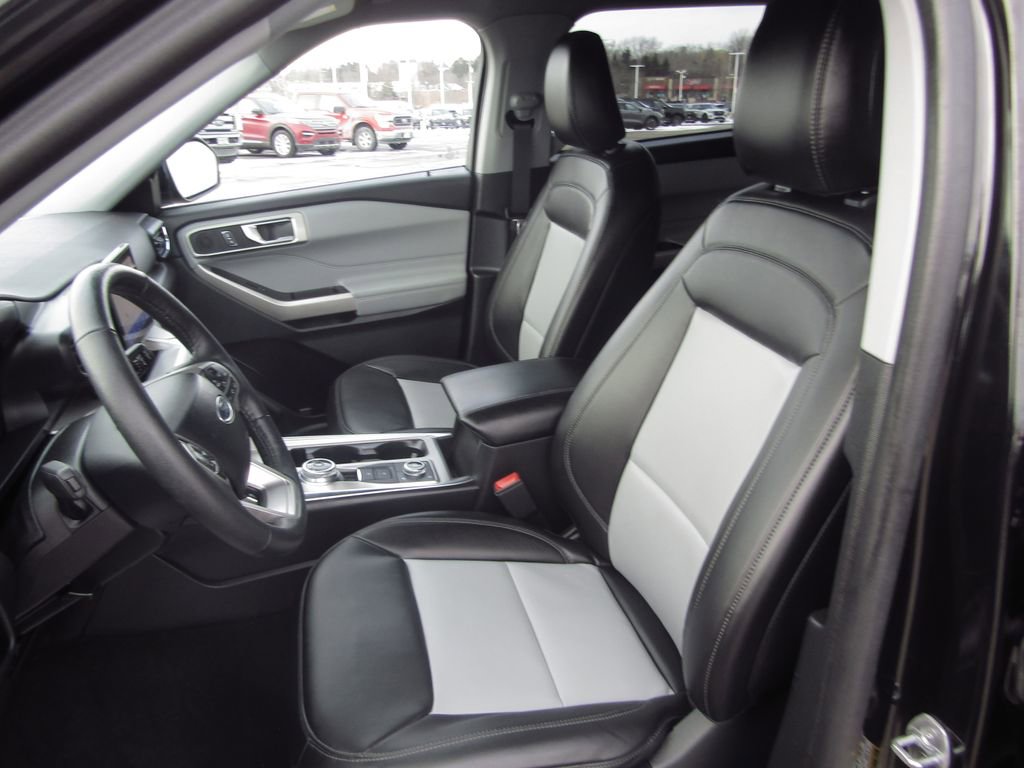 Used 2024 Ford Explorer XLT w/ Equipment Group 202A AWD/4WD image 12