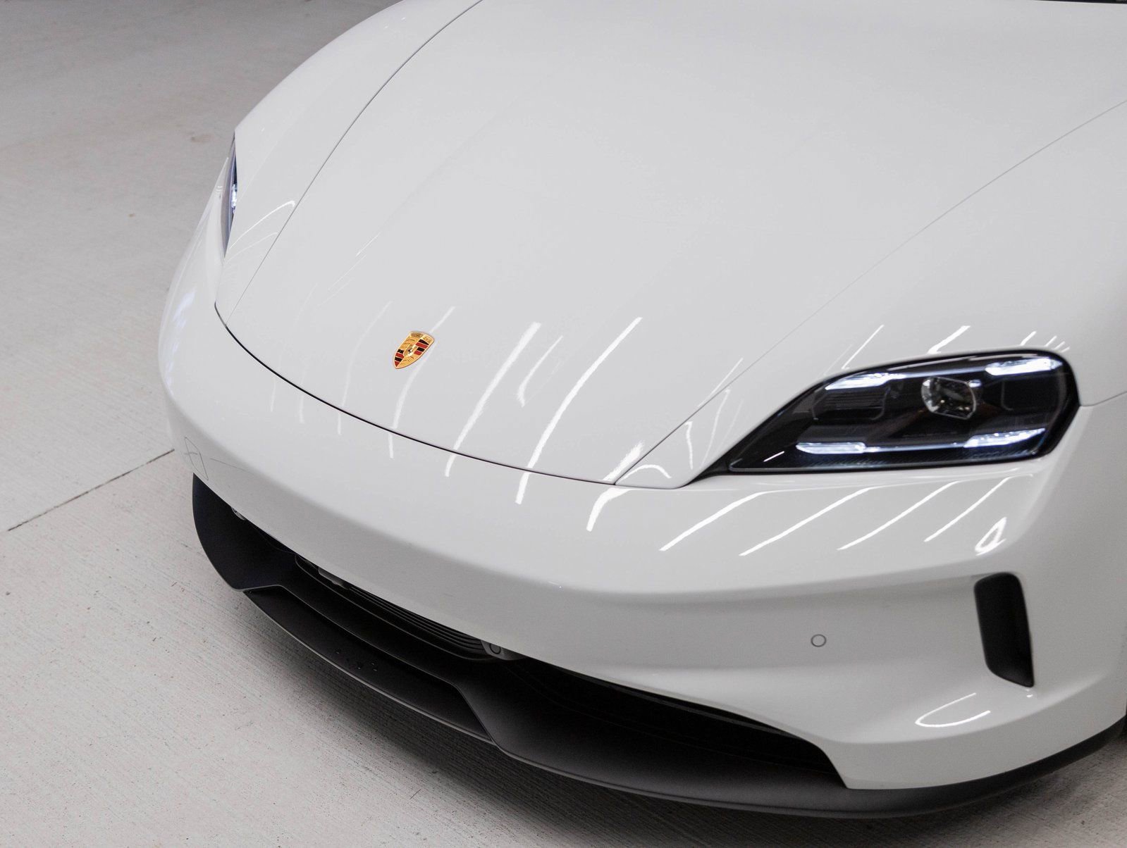 Certified 2025 Porsche Taycan AWD/4WD image 32