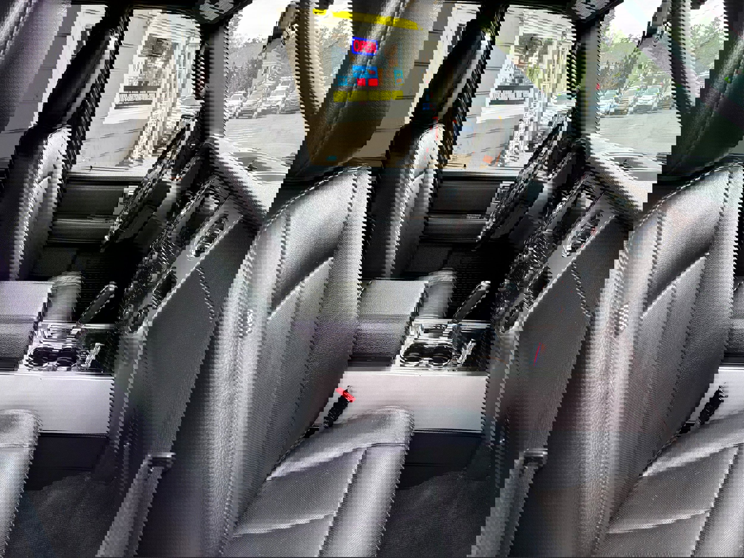 Used 2016 Ford Expedition Limited image 27