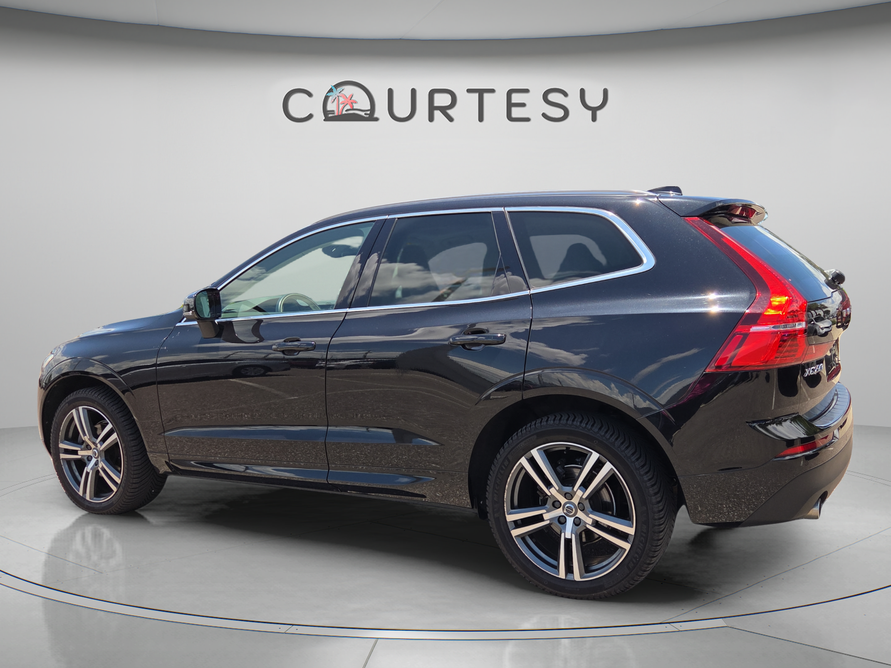 Used 2021 Volvo XC60 T5 Momentum w/ Premium Package AWD/4WD image 3