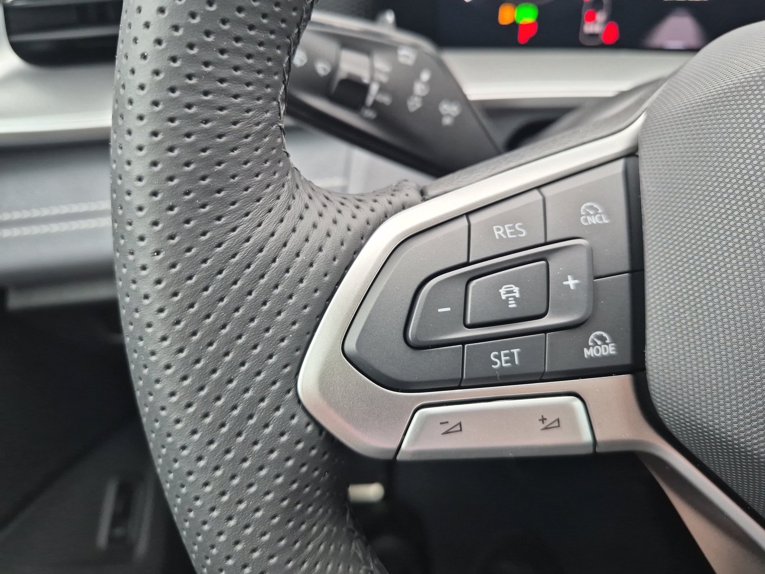 New 2026 Volkswagen Tiguan SE R-Line AWD/4WD image 17