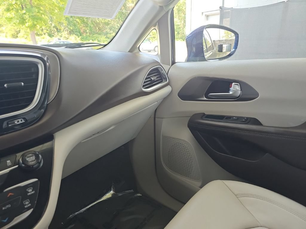 Used 2018 Chrysler Pacifica Touring-L Plus w/ Advanced Safetytec Group FWD image 30