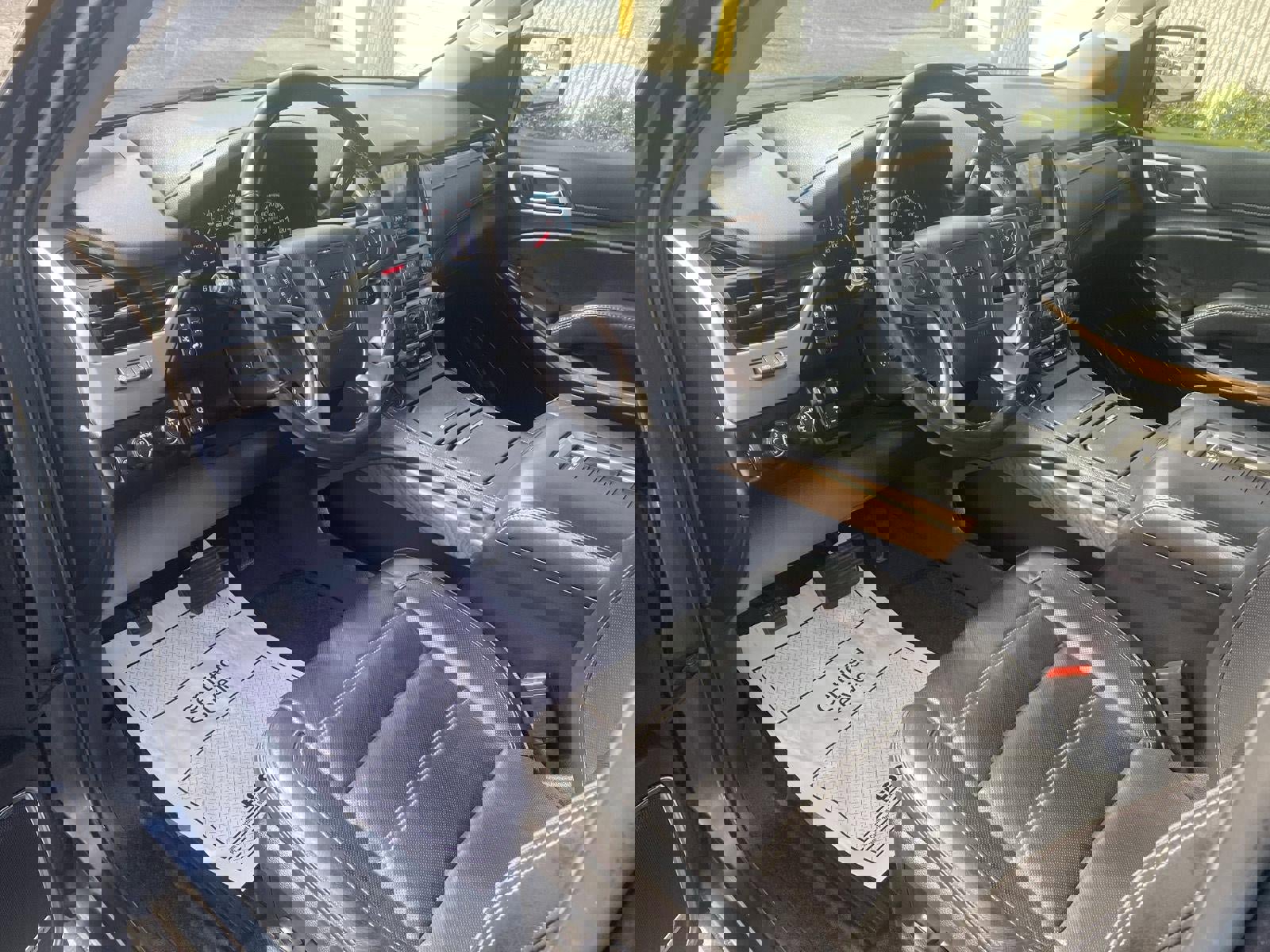 Used 2020 GMC Yukon Denali w/ Denali Premium Package image 19