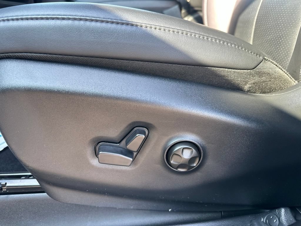 Used 2025 Chrysler Pacifica Select FWD image 16