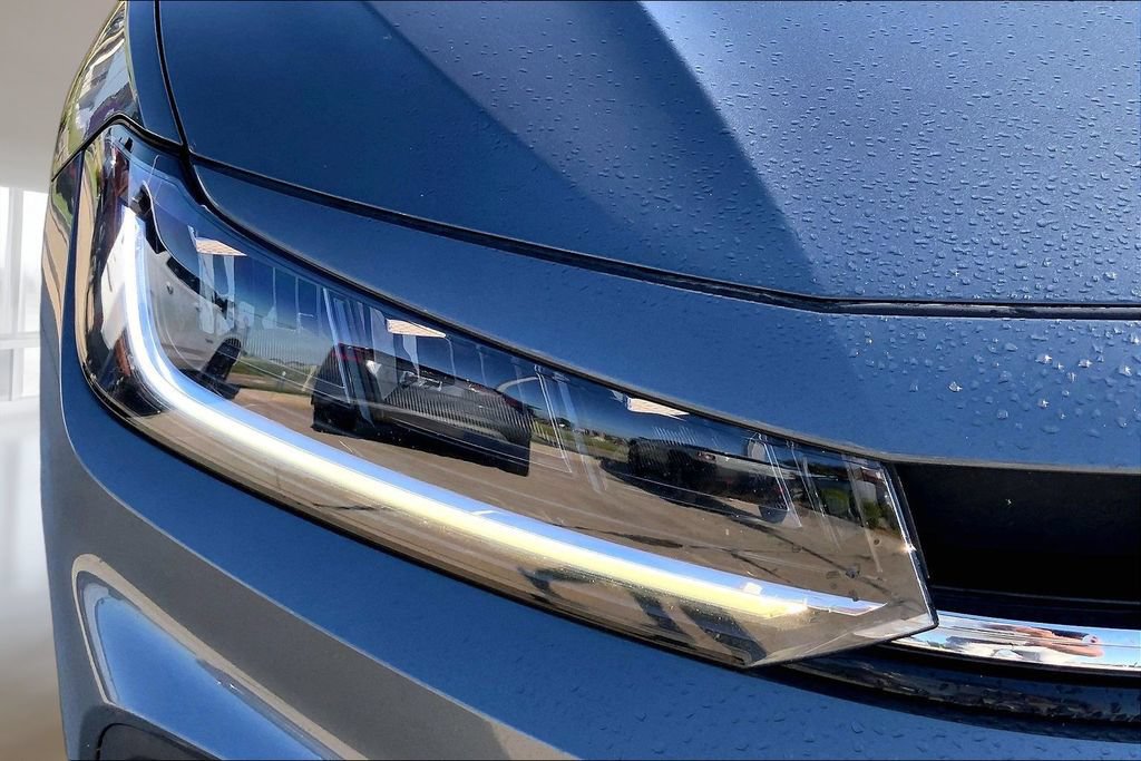 Certified 2025 Volkswagen Jetta SE FWD image 28