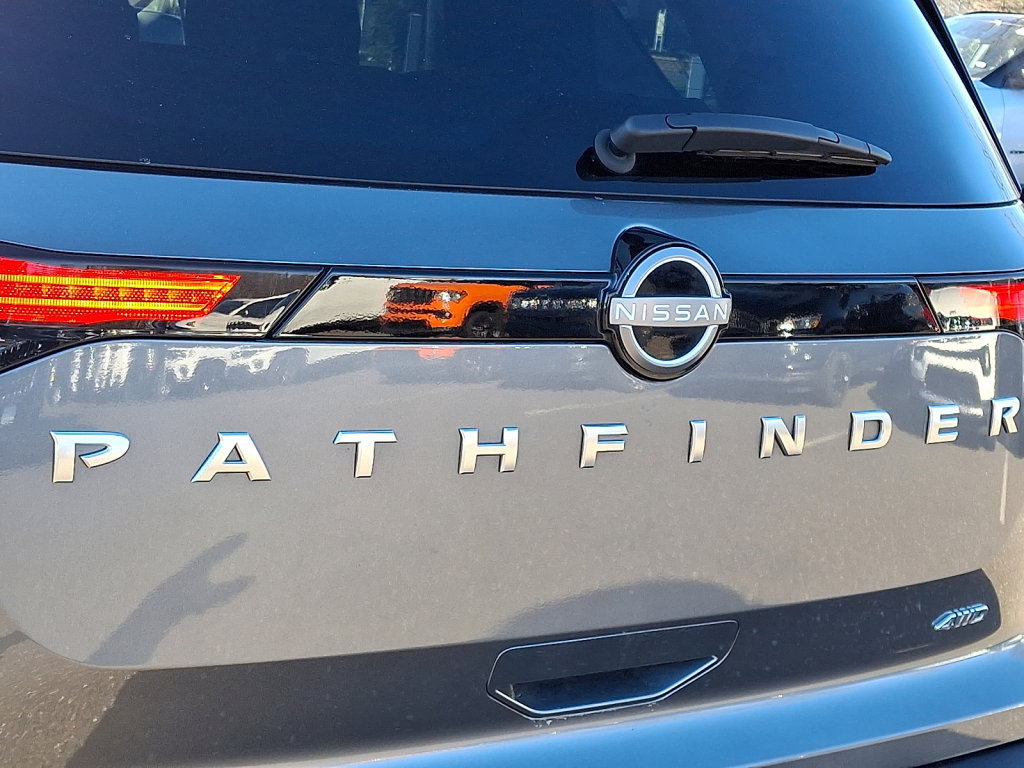 Used 2025 Nissan Pathfinder SV image 16