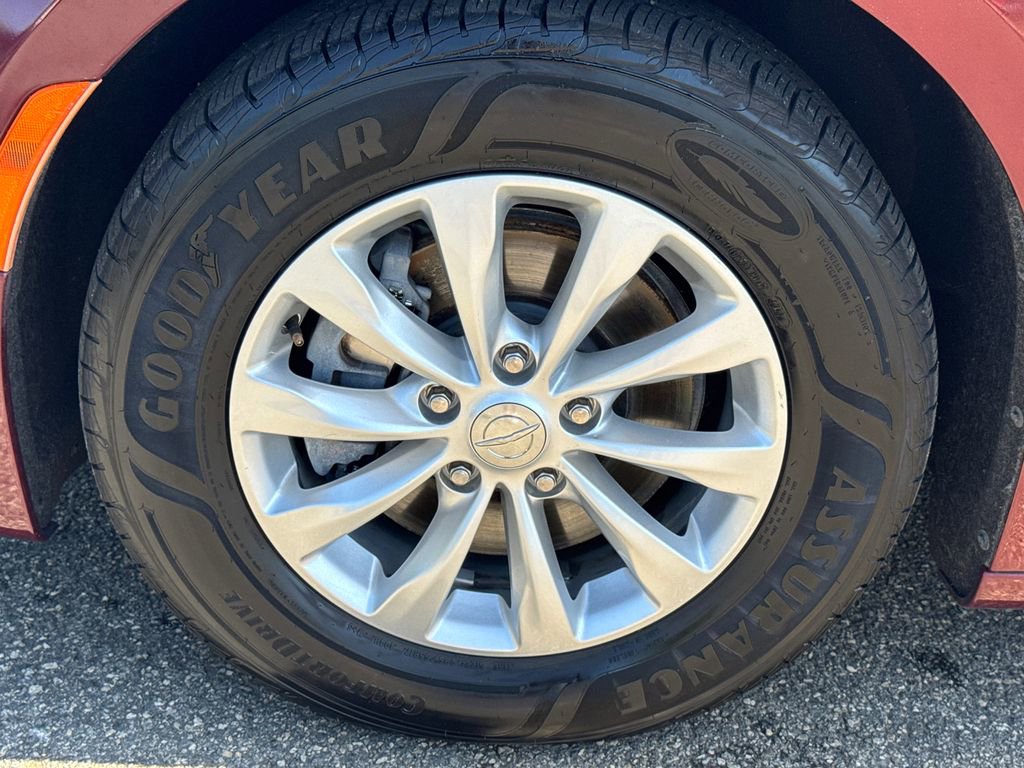 Used 2019 Chrysler Pacifica Touring-L image 11