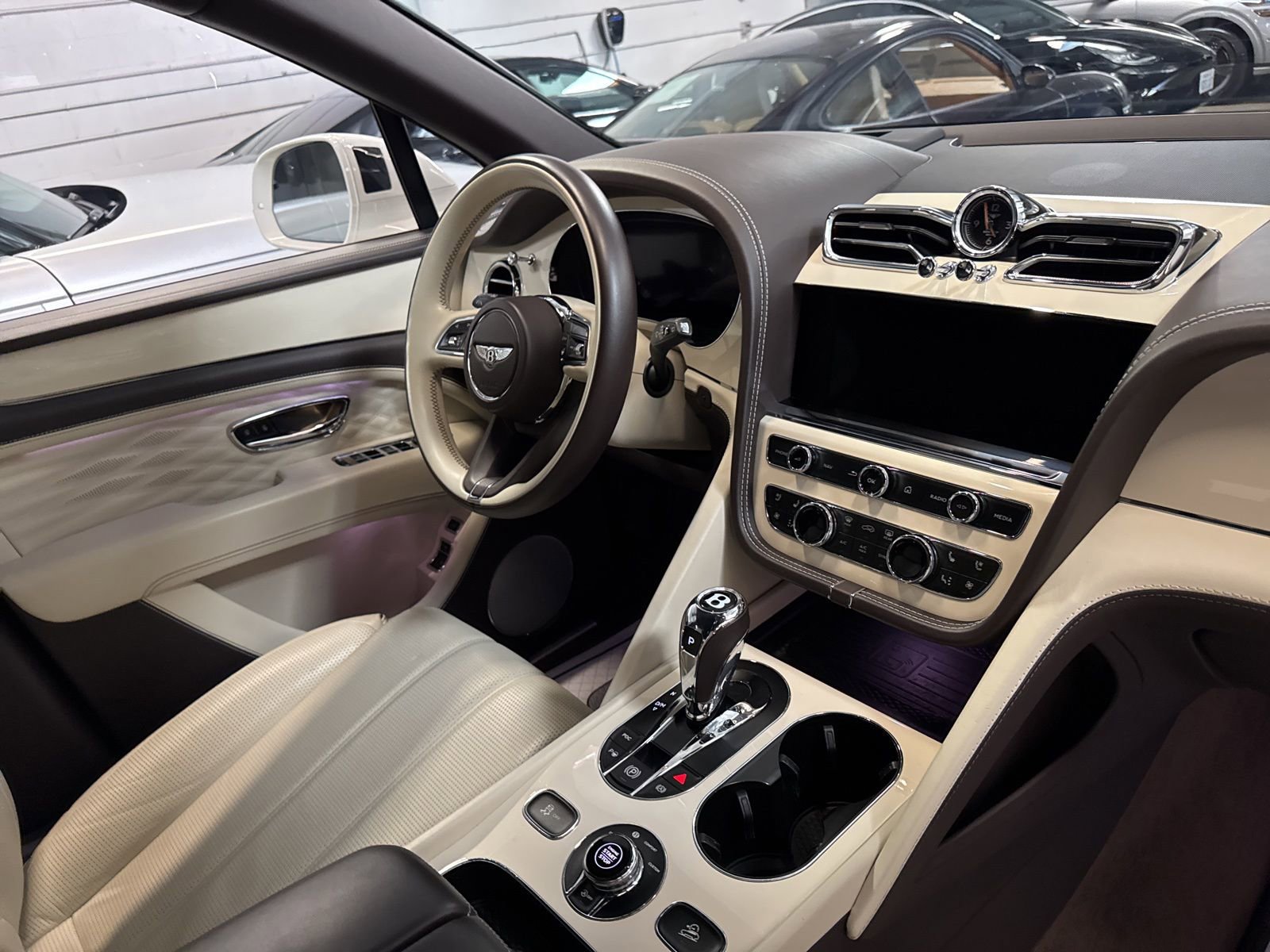 Used 2023 Bentley Bentayga Extended Wheelbase image 39