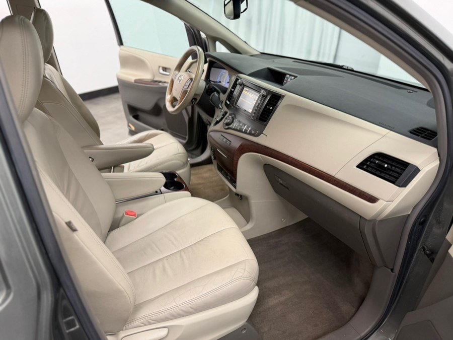 Used 2011 Toyota Sienna XLE w/ Premium Pkg AWD/4WD image 31