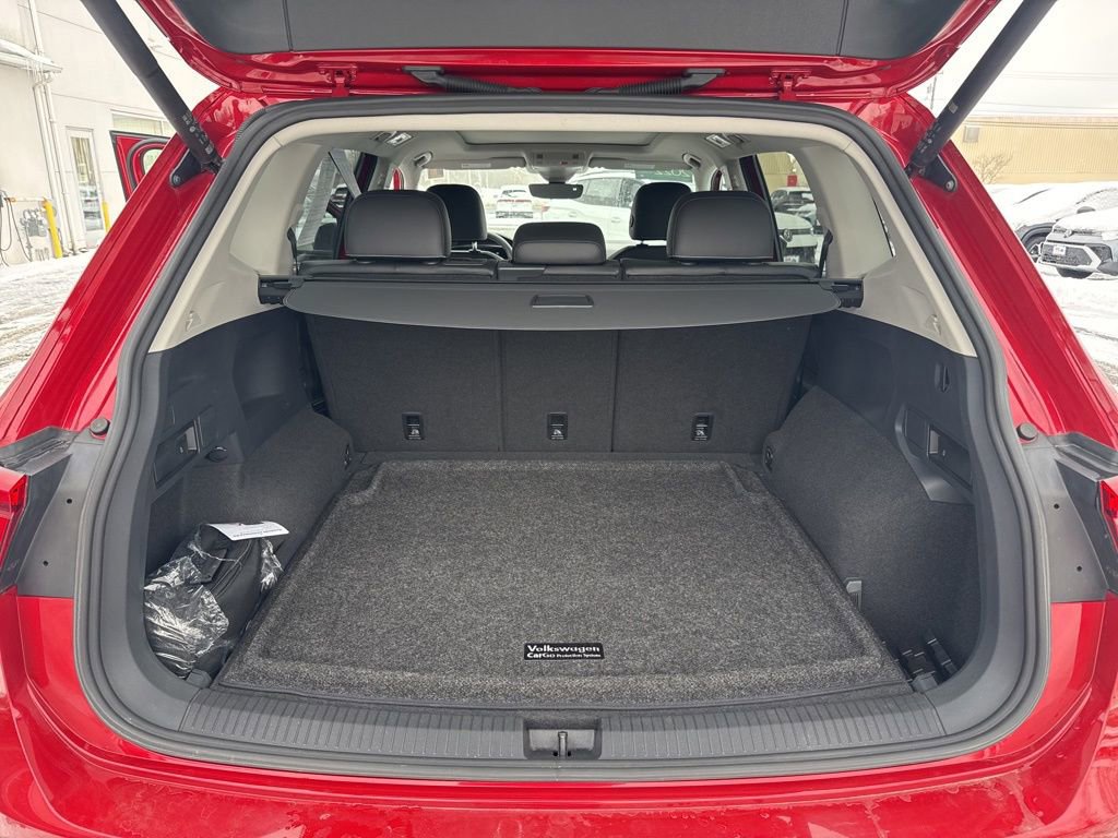 Used 2022 Volkswagen Tiguan SE w/ Panoramic Sunroof Package image 17