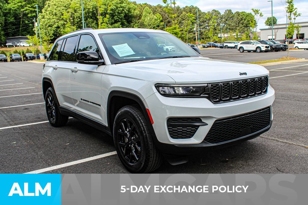 Used 2025 Jeep Grand Cherokee Altitude AWD/4WD image 3