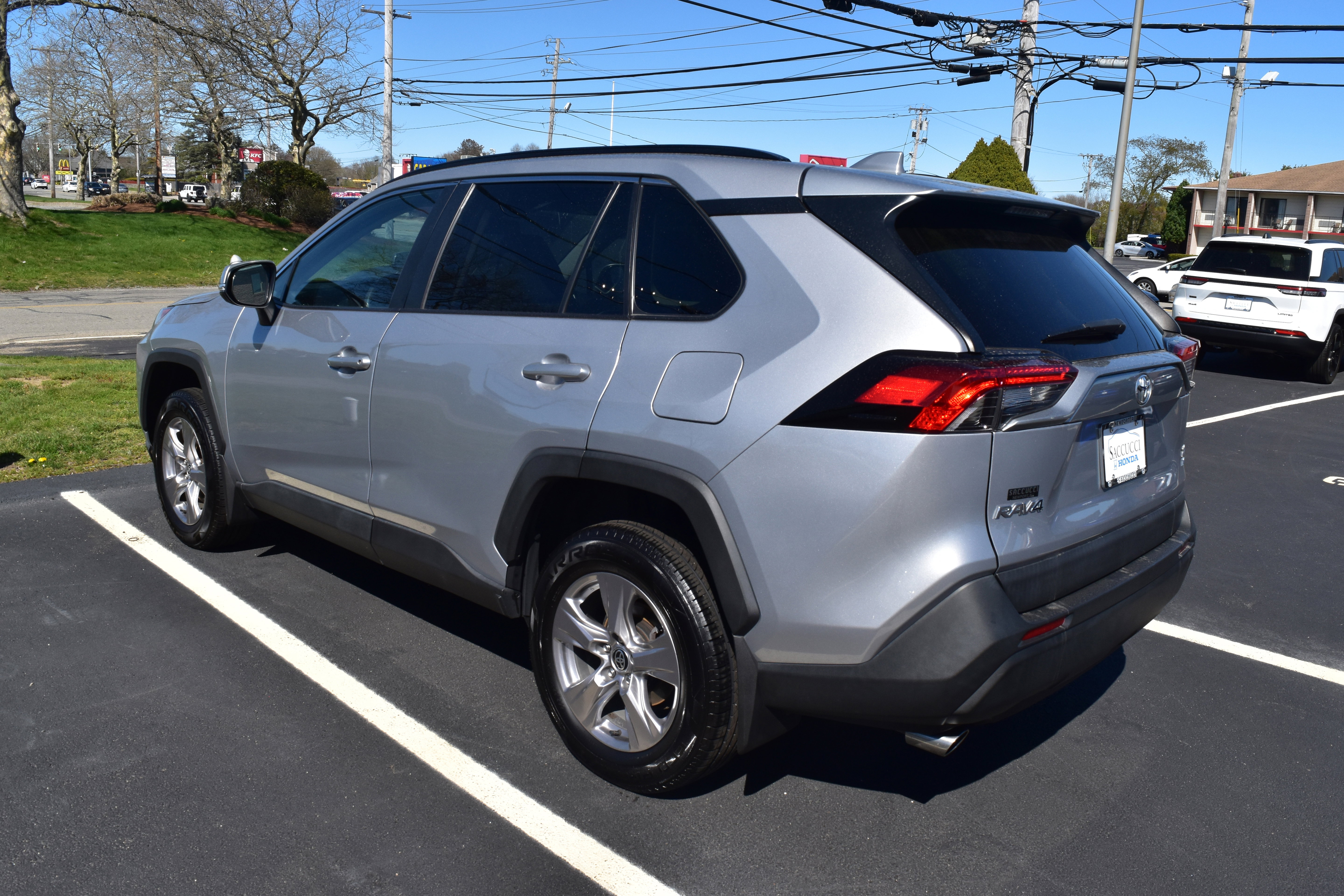 Used 2022 Toyota RAV4 XLE AWD/4WD image 4