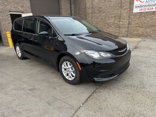 Used 2017 Chrysler Pacifica Touring image 1