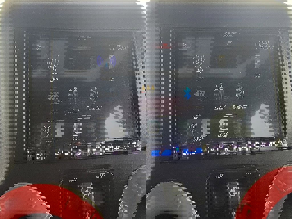 Used 2018 Jeep Wrangler Unlimited Rubicon w/ Connectivity Group image 35