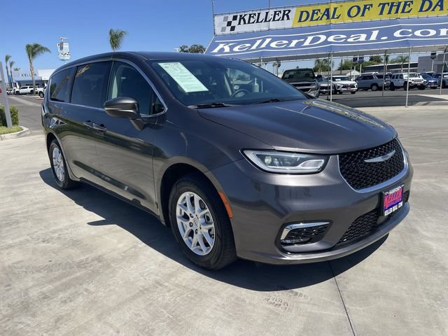 Used 2023 Chrysler Pacifica Touring-L FWD image 2