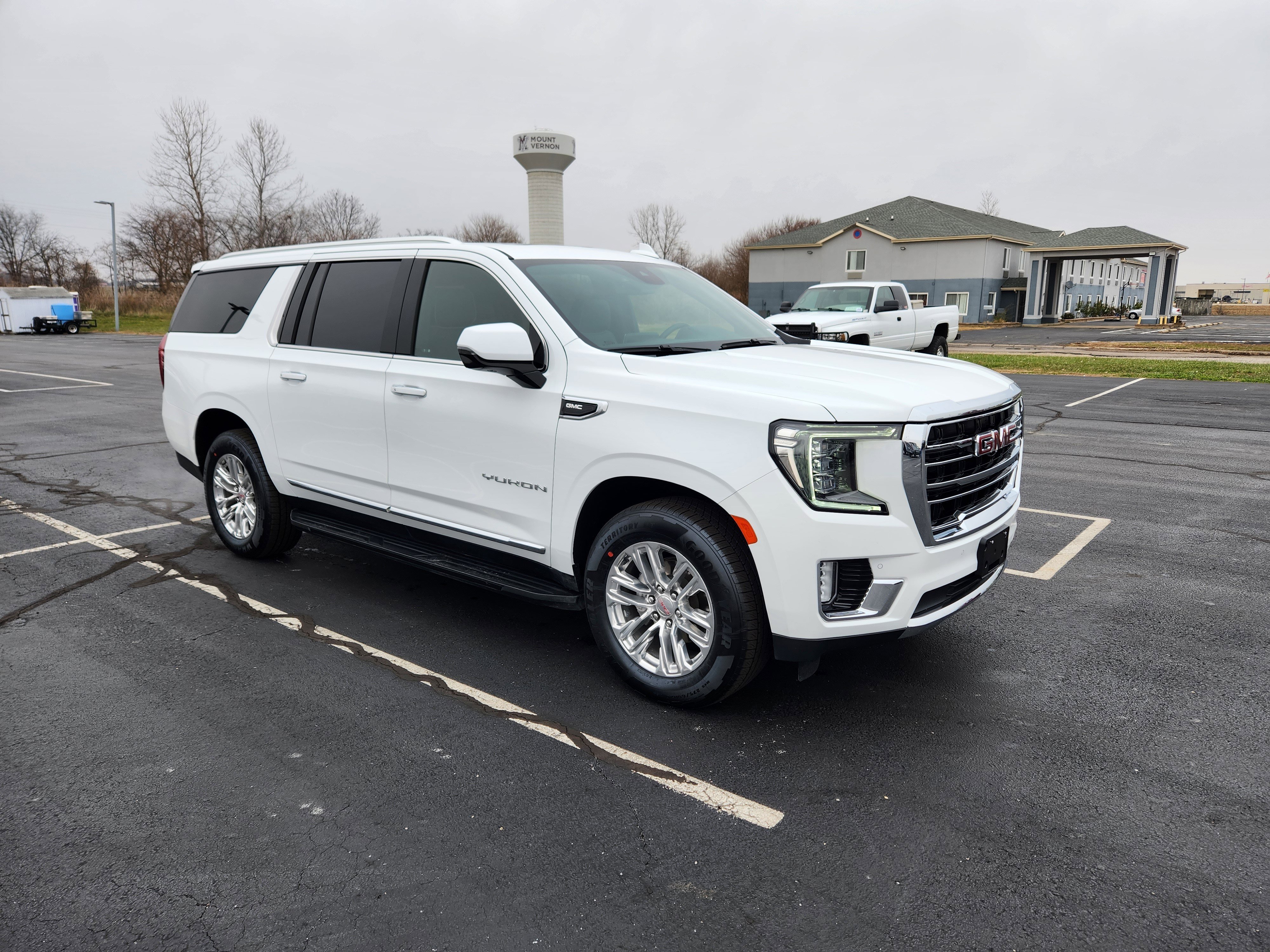 Used 2023 GMC Yukon XL SLT w/ SLT Luxury Package image 9